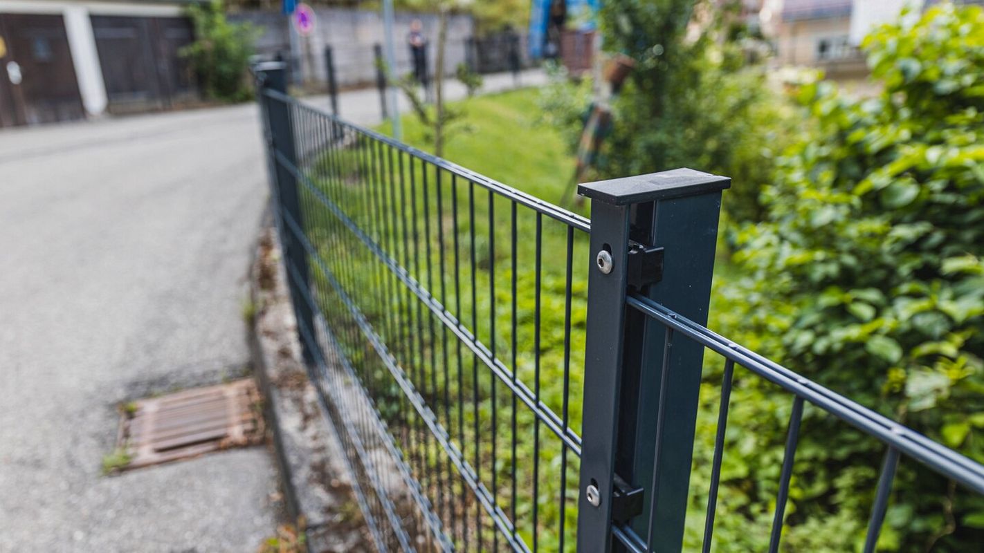 Ein Metallzaun aus Doppelstabmatten ist robust, schlicht und einfach aufzubauen