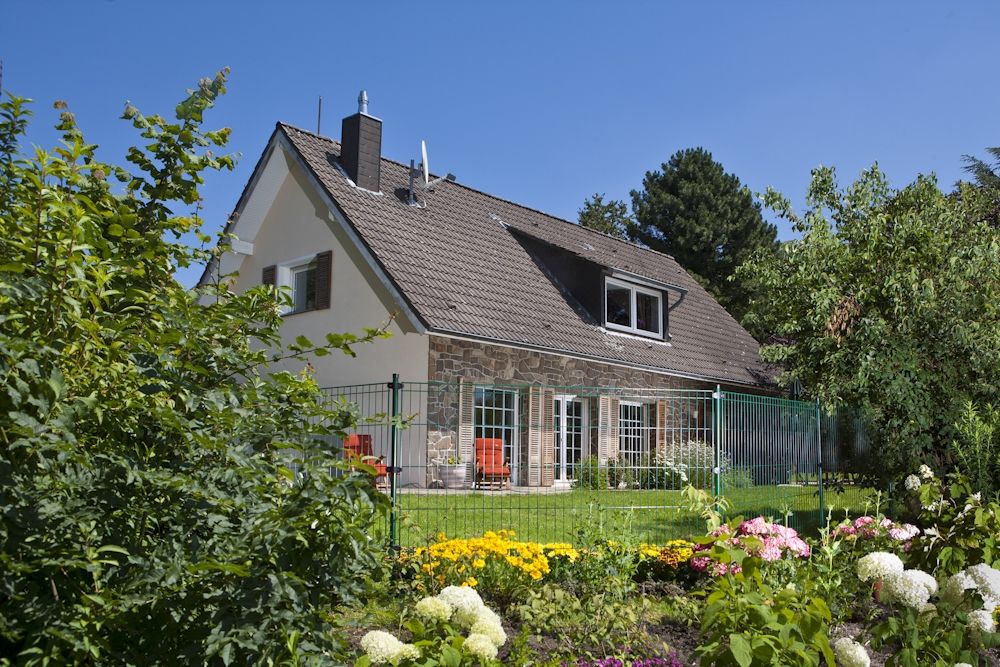 Einfacher Doppelstabmattenzaun vor einem Haus