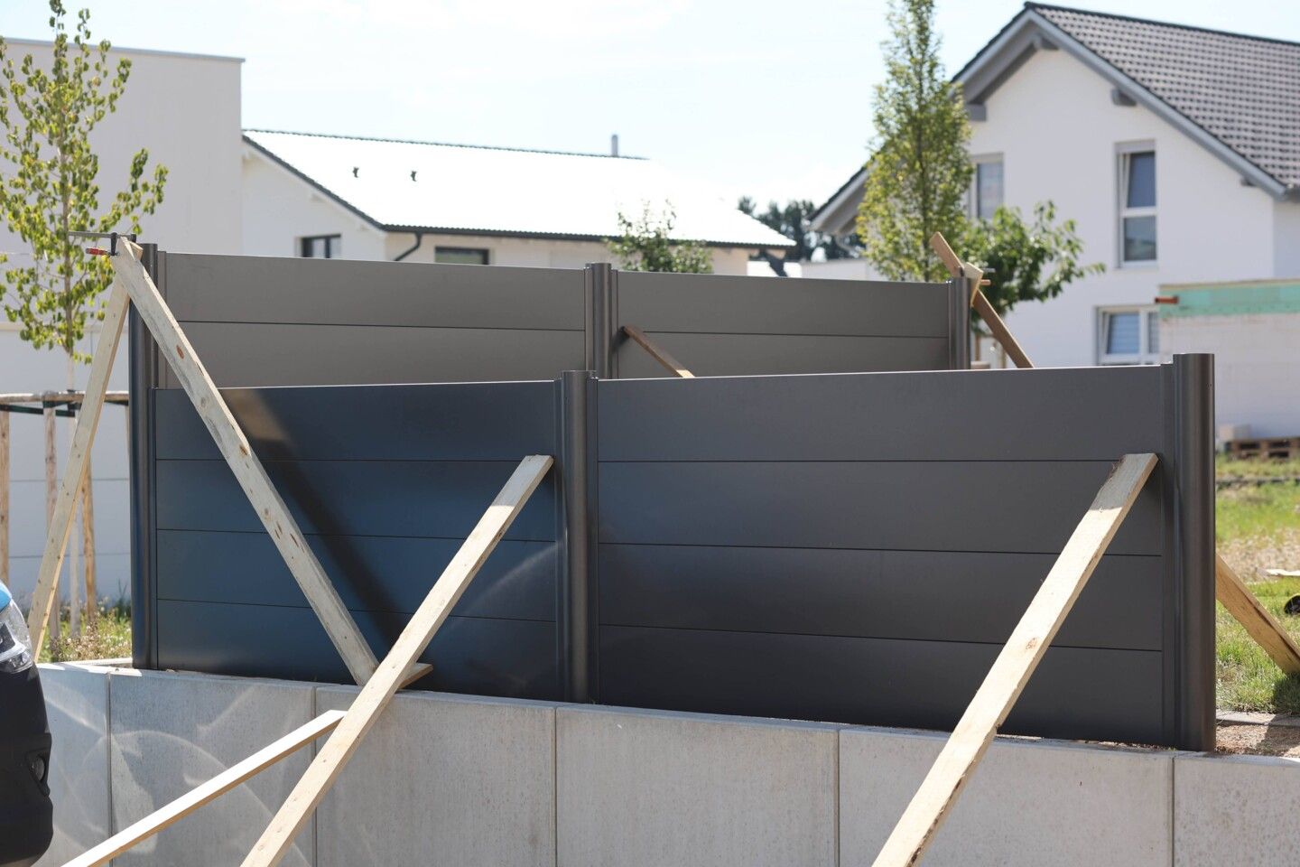 Bis der Beton vollständig ausgehärtet ist, bleiben die Holzstützen in Position