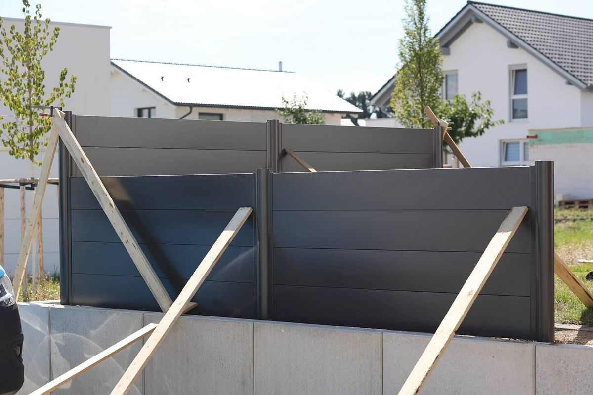 Bis der Beton vollständig ausgehärtet ist, bleiben die Holzstützen in Position
