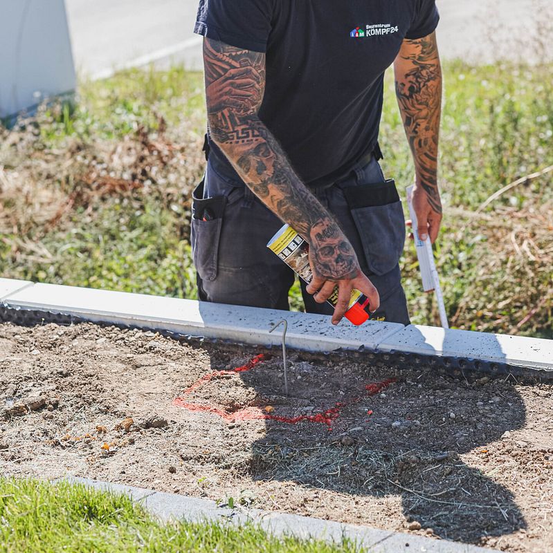 Die Position der Löcher für das Fundament wird sorgfältig markiert