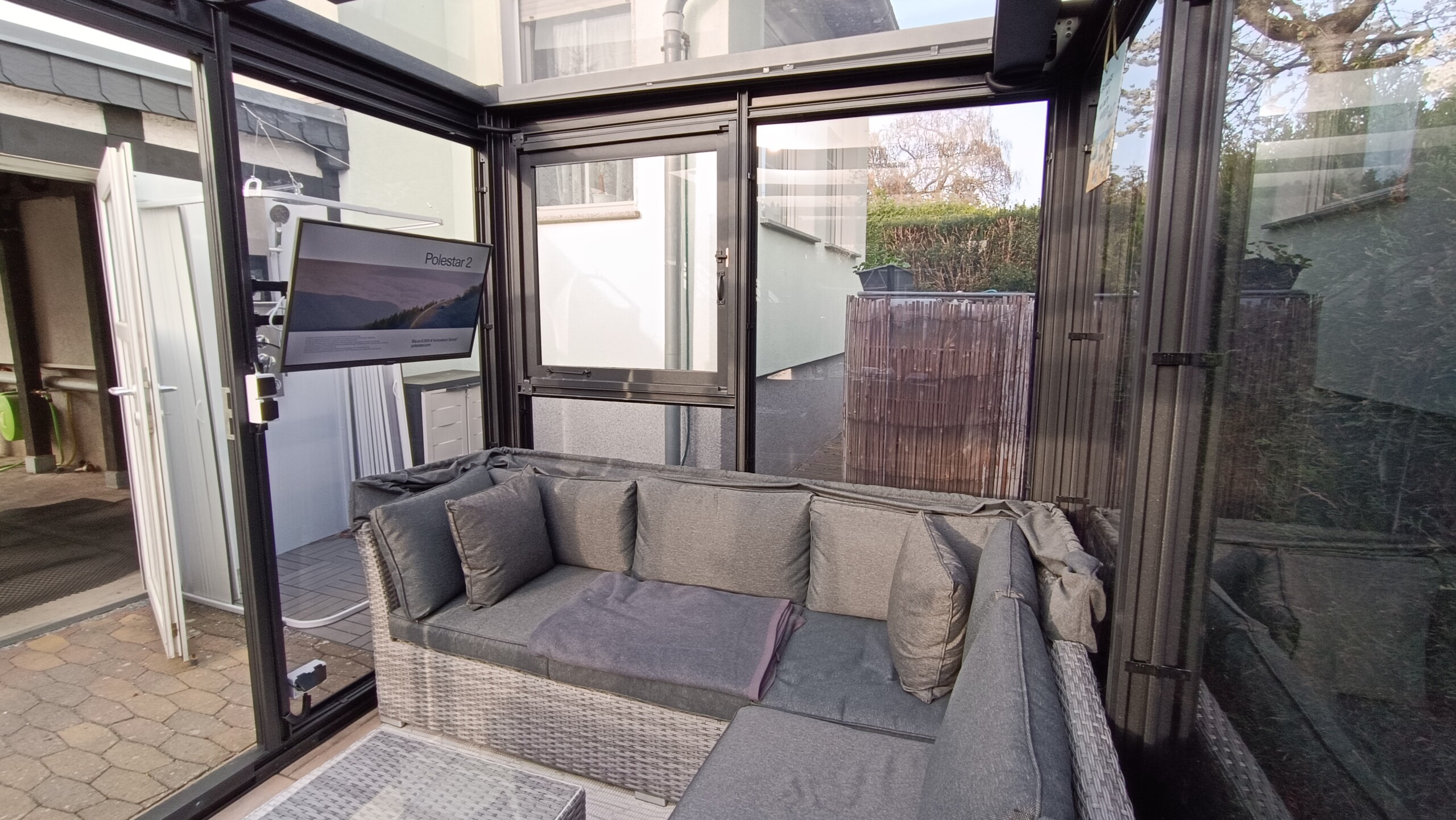 SunElements Design Gewächshaus mit Photovoltaik Teaser Bild 2