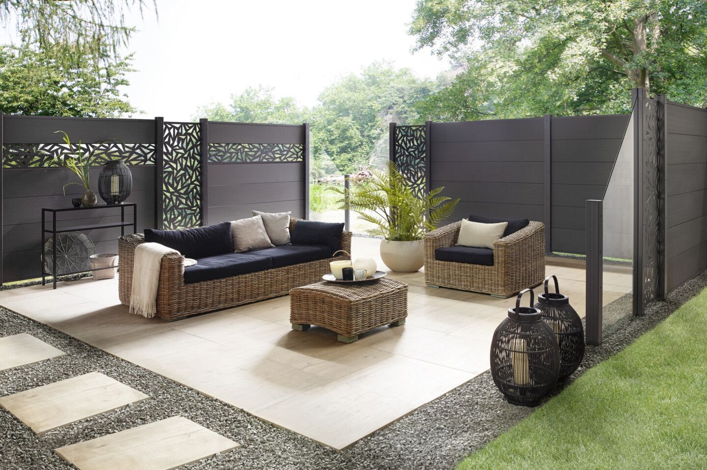 Das TraumGarten System WPC XL Zaun-Set - bestehend aus 6 abwaschbaren Einzelprofilen und 2 Profil-Abschlussleisten (oben/unten) aus Aluminium.